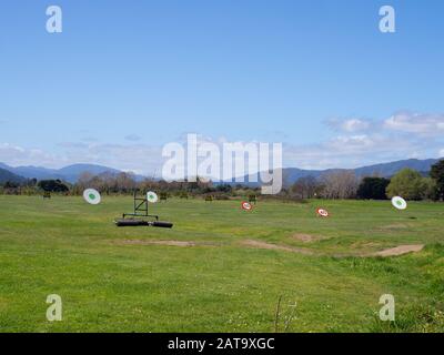 Ziele Und Distanzmarkierungen Auf EINER Driving Range des Golf Stockfoto