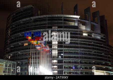 Straßburg, Frankreich. 31. Januar 2020, Frankreich, Straßburg: Die Flaggen der europäischen Mitgliedsstaaten winken erstmals ohne die Flagge Großbritanniens vor dem Gebäude des Europäischen Parlaments. Mehr als dreieinhalb Jahre nach dem Brexit-Referendum ist Großbritannien seit dem 31. Januar 2020 (24:00 MEZ) nicht mehr Mitglied der Europäischen Union. Foto: Philipp von Ditfurth / dpa Credit: Dpa Bildbündnis / Alamy Live News Stockfoto