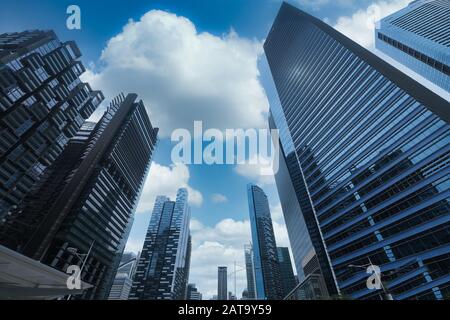 Niedriger Blickwinkel auf die finanzgläsergebäude in singapur Stockfoto