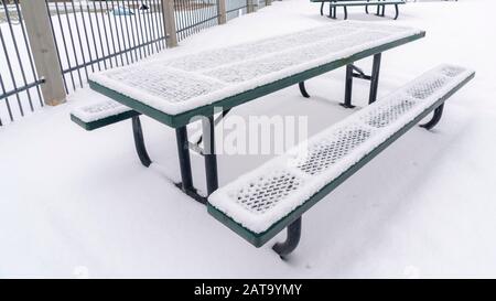 Panorama Park Picknick-Tisch und Bänke gegen schneebedeckten Boden an einem kalten Wintertag Stockfoto