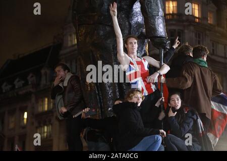 Parlament Sqaure, Whitehall, Westminster, London, Großbritannien. Januar 2020. Auf dem Parliament Square und Whitehall versammelten sich Menschenmassen, um die Ausfahrt Britains der Europäischen Union zu markieren. Kredit: Natasha Quarmby/Alamy Live News Stockfoto