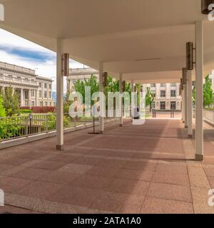 Eingang mit quadratischem Rahmen zum Utah State Capital Building in der Innenstadt von Salt Lake City Stockfoto