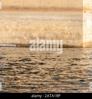 Quadratische Abutment oder Pier Fundament Unterstützung des Decks eines Stringer oder Balken Brücke Stockfoto