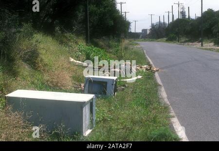 ILLEGAL ENTLEERTE WEISSE WAREN UND MÜLL AUF EINER HINTERSTRASSE, DIE ZU EINEM INDUSTRIESTANDORT IM ÄUSSEREN SYDNEY, NEW SOUTH WALES, AUSTRALIEN FÜHRT. Stockfoto