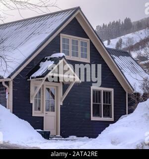 Square Park City Utah im Winter mit eisiger Straße und mattiert nach Hause auf schneebedeckten Hügel Stockfoto