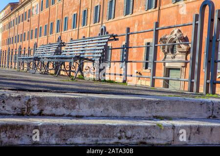 Urbane Szene mit Treppe und Bank Stockfoto
