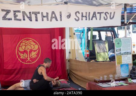 Dame am Byron Bay Market, die mit der Shiatsu-Massagetherapie in Thailand, Byron Bay, NSW, Australien, verwöhnt wird Stockfoto