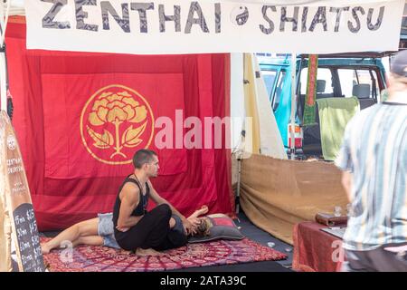 Dame am Byron Bay Market mit Zenthai Shiatsu Massage Therapie, Byron Bay, NSW, Australien Stockfoto