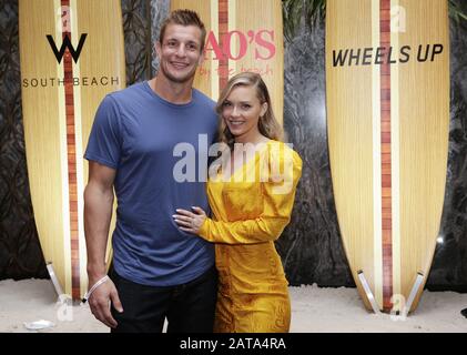 Miami, Vereinigte Staaten. Januar 2020. Rob Gronkowski und Camille Kostek kommen an, wenn Wheels Up ein exklusives Abendessen für Mitglieder im "Rao's By The Beach" Pop-Up Restaurant in Zusammenarbeit mit Rao's und W South Beach am Freitag vor Super Bowl LIV am 31. Januar 2020 in Miami, Florida, veranstaltet. Die Kansas City Chefs werden am Sonntag, 2. Februar 2020, die San Francisco 49ers im Super Bowl LIV spielen. Foto von John Angelillo/UPI Credit: UPI/Alamy Live News Stockfoto