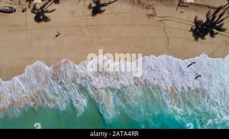 Luftaufnahme von hellblauem Wasser und Brandung mit Wellen, die in der Bonzai-Pipeline und im Sunset Beach Park an Nordufer, Haleiwa, Oahu, Hawaii, USA abstürzen. Stockfoto