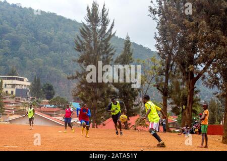 Mädchen, die auf einem Spielplatz gegenüber dem Centre Culturel Islamique Nyamirambo (Kwa kadhafi) in Kigali, Ruanda Fußball spielen. Stockfoto