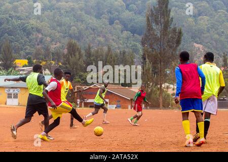 Mädchen, die auf einem Spielplatz gegenüber dem Centre Culturel Islamique Nyamirambo (Kwa kadhafi) in Kigali, Ruanda Fußball spielen. Stockfoto