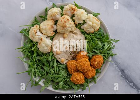 Vegetarische Vegan-Salatschüssel oder buddhaschüssel mit Körnern Stockfoto