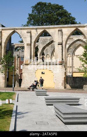 Die Ruinen des Franciscan Klosters in Greyfriars in Gloucester, England Stockfoto