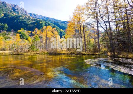 Der Fluss Azusa fließt durch den Kamikochi-Nationalpark in der Präfektur Nagano, Japan. Die Herbstsaison ist wunderschön. Stockfoto