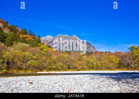 Der Fluss Azusa fließt durch den Kamikochi-Nationalpark in der Präfektur Nagano, Japan. Die Herbstsaison ist wunderschön. Stockfoto