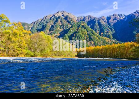 Der Fluss Azusa fließt durch den Kamikochi-Nationalpark in der Präfektur Nagano, Japan. Die Herbstsaison ist wunderschön. Stockfoto