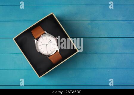 Armbanduhr aus Herrenleder in Geschenkbox Stockfoto