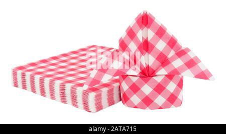 Rote Servietten aus Gingham Muster, die in Bishops Miter gefaltet wurden, isoliert auf weißem Hintergrund Stockfoto