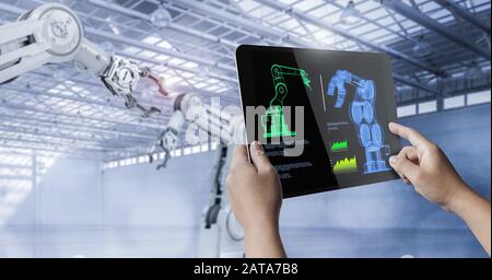 Techniker, die mit der menschlichen Hand halten, 3D-Rendering digital Tablet mit digitaler Anzeige Stockfoto