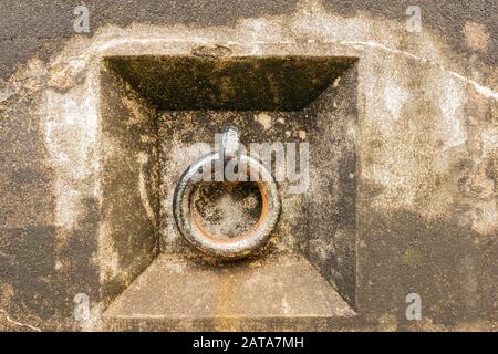 Ein gusseiserner Ring in einer Betonwand bei Battery Harvey allen, Fort Canby, Washington, USA Stockfoto