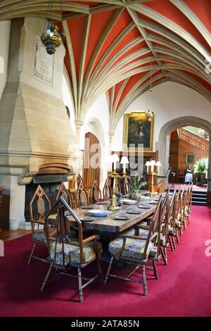 Der Speisesaal im Inneren von Lord Montagu Palace House in Beaulieu National Motor Museum und Gärten, New Forest, Hampshire, Großbritannien Stockfoto