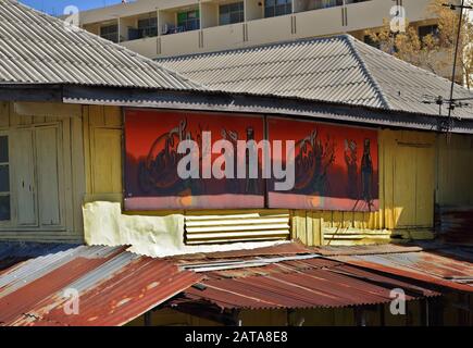 Bangkok, Thailand - 28. Januar 2020: Closeup Vintage Coca Cola Schild an Holzwand eines alten Hauses installieren Stockfoto