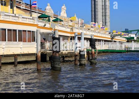 Bangkok, Thailand-28. Januar 2020: Stahlpfosten mit Reifenstapeln am Yodpiman Pier am Chao Phraya River können so Schäden durch Bootseinschlag reduzieren Stockfoto