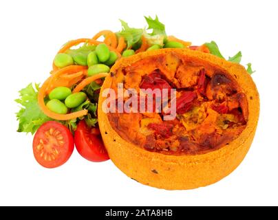 Chorizo und Manchego-Käse gefüllten herzhaften Quiche mit frischem Salat isoliert auf weißem Hintergrund Stockfoto