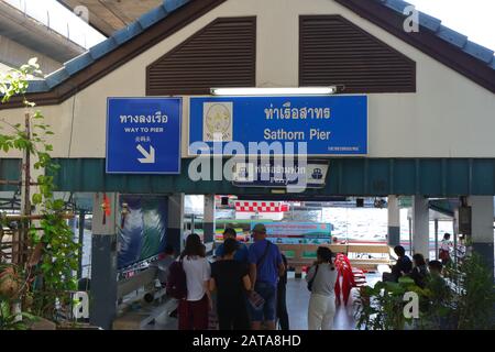 Bangkok, Thailand-28. Januar 2020: Sathorn-Pier, ein Hauptpier für Touristenboot, eine Gruppe von Touristen kaufen Tickets für den Segelflug entlang des Chao Phraya Flusses Stockfoto