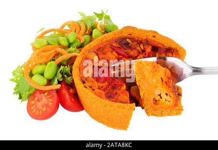 Chorizo und Manchego-Käse gefüllten herzhaften Quiche mit frischem Salat isoliert auf weißem Hintergrund Stockfoto