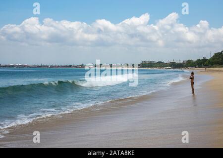 Junge Frau in Bikini am Strand in der Jimbaran Bay, Bali, Indonesien Stockfoto