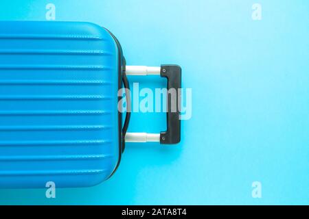Koffer auf pastellblauem Hintergrund minimales kreatives Reisekonzept. Platz für die Kopie. Stockfoto