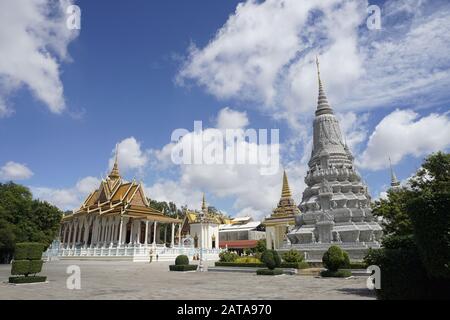 Wat Preah Keo Morokat, Silberpagode und königliche Stupas, Kambodscha Stockfoto