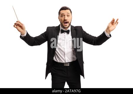 Mann in einem Anzug, der mit einem auf weißem Hintergrund isolierten Stab dirigiert Stockfoto