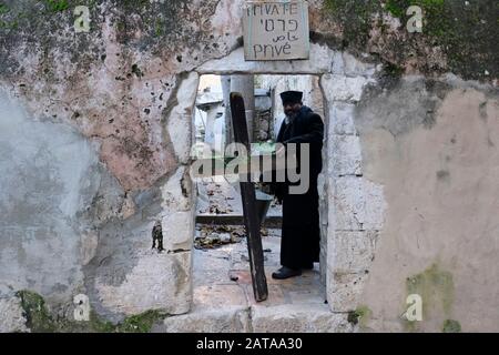 Ein hölzernes Kreuz versperrt den Weg in der Wohngegend von Deir El-Sultan Kloster befindet sich auf dem Dach der Kirche der Grabeskirche in der Christian Quarter Altstadt Ost-Jerusalem Israel Stockfoto