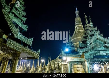 Nachtansicht der Shwedagon Pagode, einem vergoldeten Stupa in Yangon, Myanmar Stockfoto