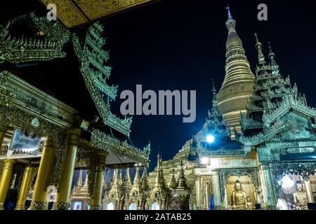 Nachtansicht der Shwedagon Pagode, einem vergoldeten Stupa in Yangon, Myanmar Stockfoto