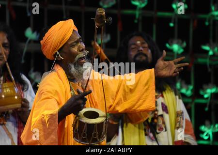 Kolkata, Indien. Januar 2020. "Bouls of Bengal" aus Indien, das auf dem 'Sur Jahan', dem 'World Peace Music Festival 2020', auftritt, das von einer privaten Organisation organisiert wurde. (Foto von Biswarup Ganguly/Pacific Press) Credit: Pacific Press Agency/Alamy Live News Stockfoto
