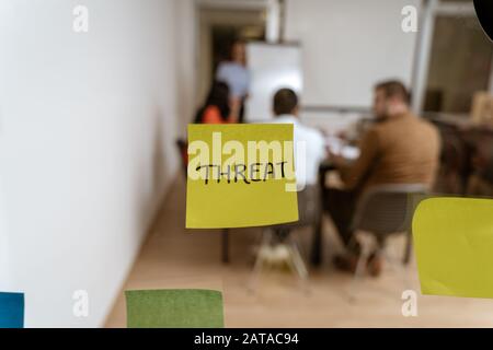 Start Business People Group täglicher Job im modernen, feigen Bürobereich. Business, Start, Planung und Personalkonzept - fröhliches kreatives t Stockfoto