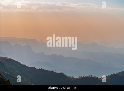 Sonnenuntergang in der herrlichen Berglandschaft des Simien-Gebirgs-Nationalparks, Äthiopien Stockfoto