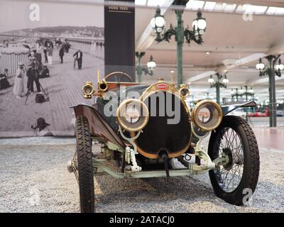 Blick auf den alten Bugatti Torpedo Typ 17, der zwischen 1910 und 1914 in der europäischen Stadt Mulhouse in Frankreich hergestellt wurde Stockfoto