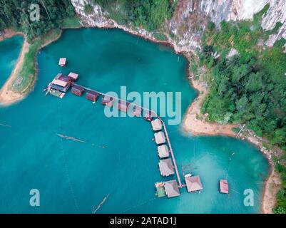 Dronenaufnahme, Draufsicht auf den Khao Sok Nationalpark, Ein weiteres Ziel für Menschen, die das Meer mögen. Die Insel ist ein Naturreservat., Surat Stockfoto