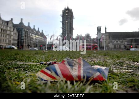 Die Flaggen der Union blieben auf dem Schlamm und dem Gras auf dem Parliament Square in London nach den Brexit Feiern verworfen, nachdem das Vereinigte Königreich die Europäische Union am Freitag verlassen hatte und 47 Jahre enge und manchmal unbequeme Beziehungen nach Brüssel beendete. Stockfoto