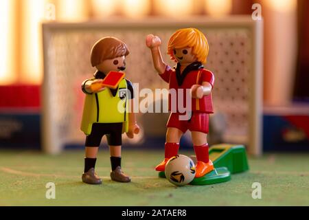 Playmobil-Schiedsrichter-Figur mit roter Karte für Spieler Stockfoto