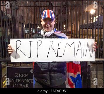 Whitehall, London, Großbritannien. Januar 2020. Die Menschenmassen versammeln sich vor den Toren in die Downing Street, um das Vereinigte Königreich um 23:00 Uhr aus der EU zu ziehen. Kredit: Malcolm Park/Alamy Live News. Stockfoto