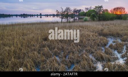 Schöner Sonnenuntergang über dem Angelteich auf dem Bauernhof. Landschaft Wasserlandschaft. Stockfoto