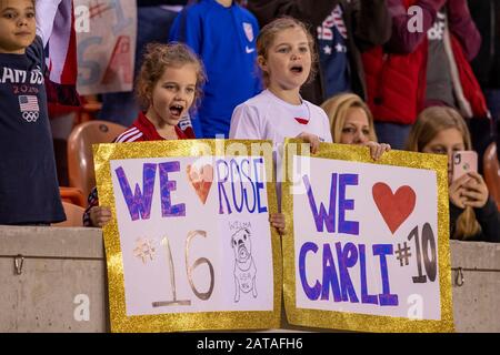 Houston, Texas, USA. Januar 2020. Zwei junge Fans halten die Zeichen, während sie sehen, wie ihre Lieblingsspieler vor Beginn des zwischen Panama und den Vereinigten Staaten im BBVA Stadium in Houston, Texas, das Feld betreten. Maria Lysaker/CSM/Alamy Live News Stockfoto