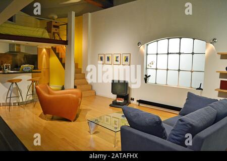 Wohnung mit offenem Loft, typisch in London - im Geffrye Museum, London, Großbritannien im Jahr 2015. 2020 wurde es als Heimatmuseum umfirmelt. Stockfoto