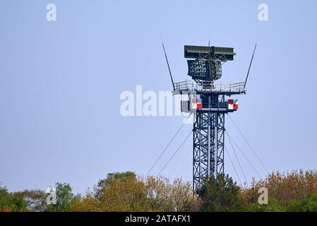 Turm mit Radar im Wald Stockfoto